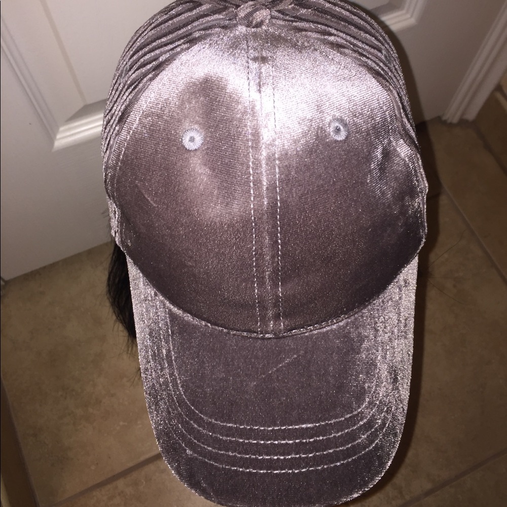 CALIA women’s velvet striped cap